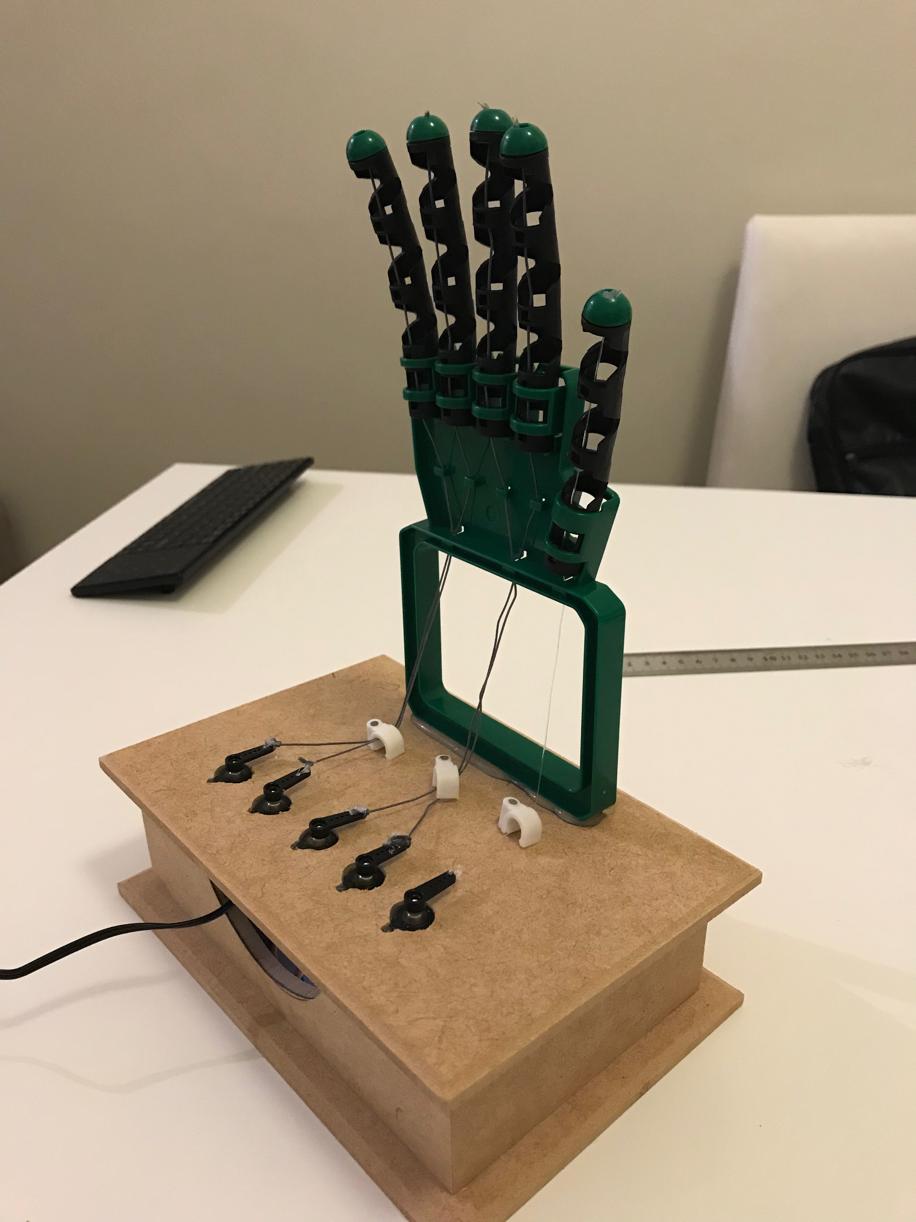 Montagem das cordas na mão robótica